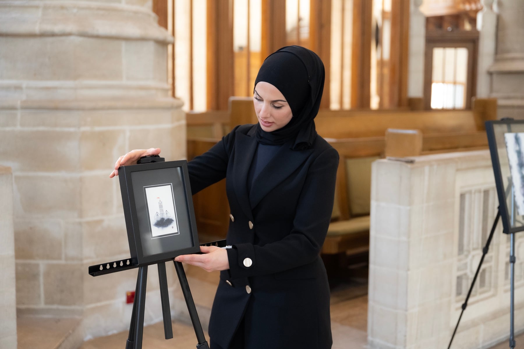 Sümeyra Evsen presenting a miniature artwork at Pracht